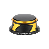 Die Gomexus-Griffschraubkappe für Daiwa und Shimano verfügt über eine runde schwarze Oberseite, metallisch-goldene Akzente und das „Gomexus“-Branding – perfekt für Rollen der Größe 2000–5000 oder als Griffknopfkappe aus Aluminium.