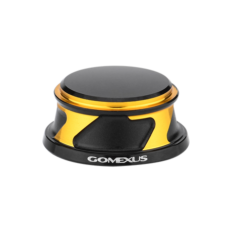 Die Gomexus-Griffschraubkappe für Daiwa und Shimano verfügt über eine runde schwarze Oberseite, metallisch-goldene Akzente und das „Gomexus“-Branding – perfekt für Rollen der Größe 2000–5000 oder als Griffknopfkappe aus Aluminium.