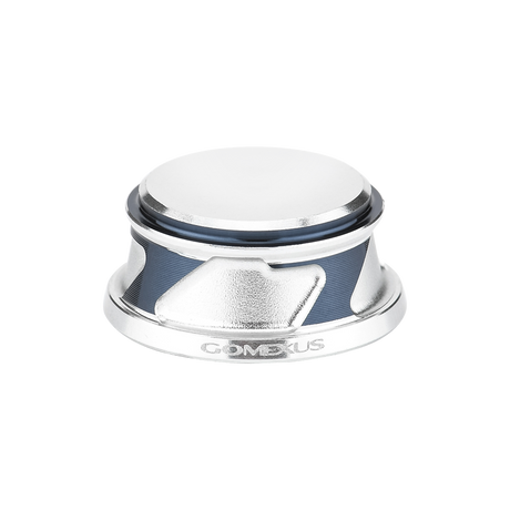 Auf weißem Hintergrund ist eine silber-blaue Gomexus-Griffschraubkappe für Daiwa- und Shimano-Rollen (2000-5000er) mit strukturiertem Griff und eingraviertem GOMEXUS-Logo abgebildet.