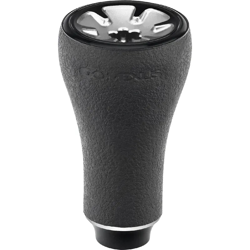 Der Gomexus P20 mm TPE-Knopf ist ein schwarzer Schaltknauf mit strukturierter TPE-Oberfläche und einer silbernen, metallischen, runden Oberseite mit Rillen und dem eingravierten Markennamen Gomexus.