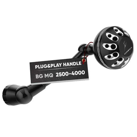 Ein schwarzer Duschkopf mit mehreren Sprühdüsen ist an einem gebogenen Arm befestigt. Auf dem Schild steht „Gomexus Plug & Play Aluminium Power Handle für Daiwa BG MQ | 2500 - 20000“, was auf die Marke Gomexus und das Design der Daiwa BG MQ verweist.