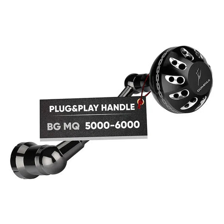 Ein schwarz-silberner Gomexus Plug & Play Aluminium Power Handle für die Daiwa BG MQ 2500-20000 mit rundem Kopf, verstellbarem Arm und Markenlogo auf dem Griff. Inspiriert vom GOMEXUS Power Handle Design.