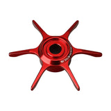 Eine rote Gomexus Sternbremse 65 mm Aluminium mit sechs Speichen und einem zentralen Loch, von oben betrachtet. Eine Speiche trägt das GOMEXUS-Logo. Das schlanke Design ist kompatibel mit Daiwa Baitcastrolle Stardrag-Systemen.