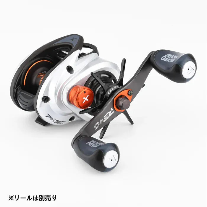 Eine Nahaufnahme einer Gomexus Sternbremse Aluminium 64 mm Baitcasting-Rolle für Abu Garcia, in Schwarz und Silber mit orangefarbenen Akzenten, Doppelgriffen und Einstellknöpfen, ist auf einem schlichten weißen Hintergrund mit japanischem Text in der unteren linken Ecke zu sehen.