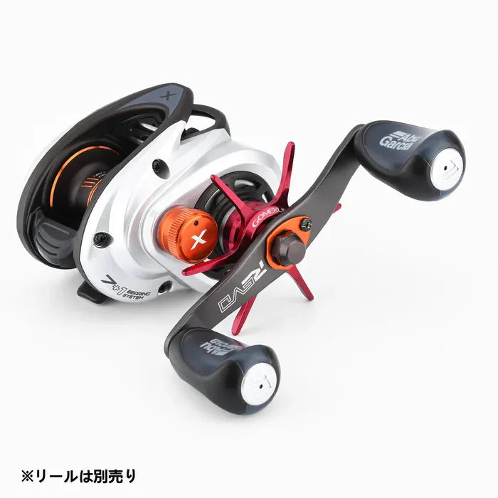 Eine Nahaufnahme der Gomexus Sternbremse Aluminium 64 mm Baitcasting-Rolle für Abu Garcia mit schwarzem Griff, roten Akzenten und silber-oranger Spule, abgebildet auf weißem Hintergrund mit japanischem Text unten links.