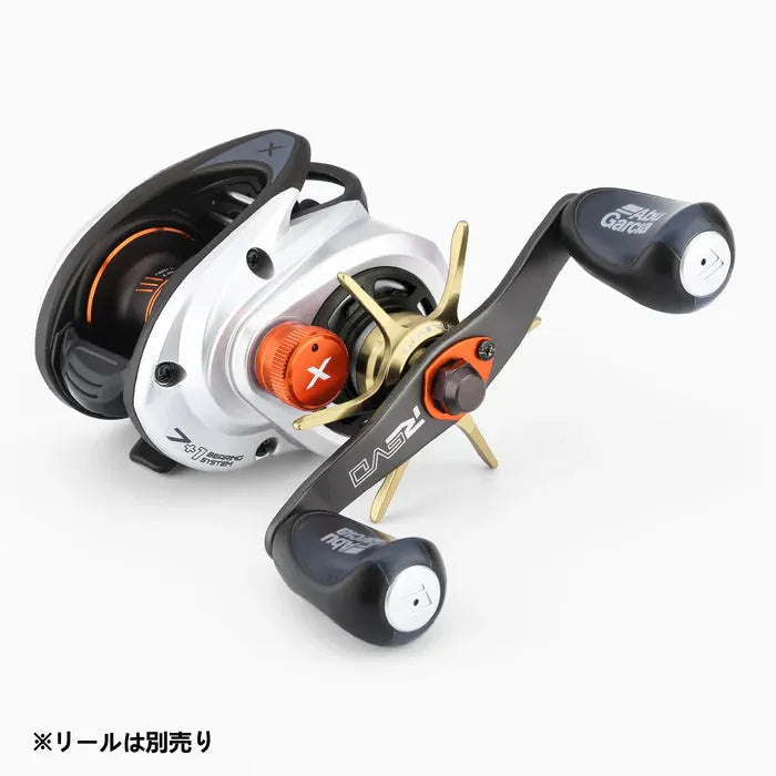 Nahaufnahme einer schwarz-weiß-orangefarbenen Gomexus Sternbremse Aluminium 64 mm Kurbel für Abu Garcia Rollen mit beschrifteten Knöpfen und Metallgetriebe auf schlichtem weißem Hintergrund. Unten links ist japanischer Text zu sehen. Marke: Gomexus.