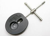Ein kreuzförmiger Windeisenschlüssel aus Metall, ähnlich dem Hedgehog Studio Spool Bearing Pin Remover Type R, ist an einem schwarzen Adapter mit der Aufschrift KWIKSTER STUDIOS mit kreisförmigen und ovalen Aussparungen befestigt.