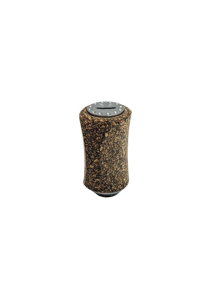 Der RL-TNG Kork Knob 20mm von RL-Angelrollentuning ist ein schlanker, universell passender Schaltknauf mit brauner Korkstrukturoberfläche, Metalloberteil mit Gangmarkierungen, Angelrollen-inspiriertem Design und langlebigem Edelstahlkugellager. Weißer Hintergrund.
