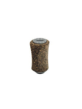 Der RL-TNG Kork Knob 20mm von RL-Angelrollentuning ist ein schlanker, universell passender Schaltknauf mit brauner Korkstrukturoberfläche, Metalloberteil mit Gangmarkierungen, Angelrollen-inspiriertem Design und langlebigem Edelstahlkugellager. Weißer Hintergrund.