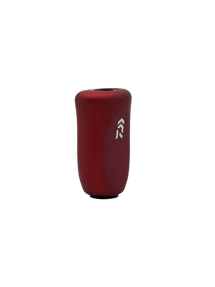 Ein roter, sanft geschwungener SLP Works RCS i-Shape Korkknopf mit einem kleinen weißen geometrischen Logo und einer schwarzen runden Basis - ideal für Daiwa Angeln oder zur Aufwertung Ihrer Wurf- und Spinnrollen. Abgebildet auf einem schlichten weißen Hintergrund.