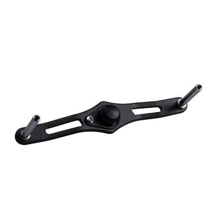 Der RL-TNG EGL 95 Carbon Handle | Baitcaster-Kurbel von RL-TNG ist ein leichter, schwarzer Carbonfaser-Kurbel mit zentralem Knopf, zwei länglichen Schlitzen und Metallstangen – ideal für Baitcaster-Setups. Farbe: Schwarz. Isoliert auf weißem Hintergrund.