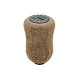 Der RL-TNG Kork Knob 20 mm von RL-Angelrollentuning ist ein zylindrischer Korkgriff mit einer schwarzen Oberseite mit weißen Markierungen, der für eine universelle Passform konzipiert ist – ideal, um Ihrer Angelrolle einen einzigartigen Stil zu verleihen.