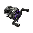 Das RL-Angelrollentuning RL-TNG SLP Works 24 Steez SV TW Color Kit in Lila ist eine schwarz-violette Baitcasting-Angelrolle mit einem Griff aus Kohlefaser, Sternbremse, zwei Knöpfen und sichtbaren Zahnrädern auf weißem Hintergrund.