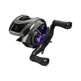 Das RL-Angelrollentuning RL-TNG SLP Works 24 Steez SV TW Color Kit in Lila ist eine schwarz-violette Baitcasting-Angelrolle mit einem Griff aus Kohlefaser, Sternbremse, zwei Knöpfen und sichtbaren Zahnrädern auf weißem Hintergrund.