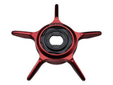 Das RL-TNG | SLP Works 24 Steez SV TW Color Kit | Rot von RL-Angelrollentuning verfügt über ein rotes, fünfspeichiges Metall-Mittelverriegelungswerkzeug mit schwarzem Innenring – perfekt für Steez SV TW-Rollen, von oben auf weißem Hintergrund dargestellt.