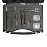 Das RL-TNG Wartungskit Werkzeugkoffer für Baitcaster-Angelrollen von RL-Angelrollentuning umfasst Bürste, Werkzeuge, Schraubenschlüssel und Behälter – alles ordentlich organisiert in einem schwarzen Schaumstoffkoffer, ideal für die Rollenwartung.
