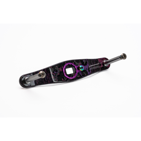 Der Rollenwerk Custom Carbon Griff in Purple Haze ist ein Baitcaster Griff made in Germany, abgebildet auf weißem Hintergrund. Ideal für Baitcaster Tuning oder als einzigartiges Angelrollen Zubehör. Marke: Rollenwerk.