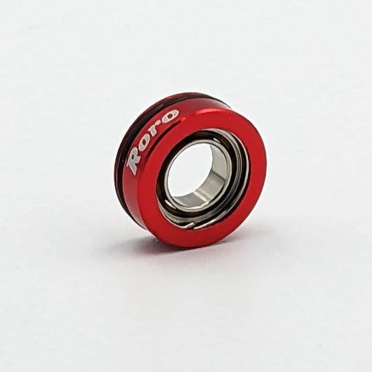 Ein kleines, rotes Metallkugellager von Roro Lure mit dem Schriftzug "Roro" auf dem Rand, abgebildet auf einem weißen Hintergrund. Perfekt für Roro BFS Keramik Kugellager und BFS ST Spulenlager Upgrades.
