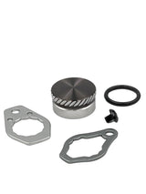 Das SLP Works MC Zero Adjuster Set von SLP Works enthält fünf Metall- und Gummikomponenten für Daiwa Baitcasting-Rollen: einen runden, strukturierten Knopf, zwei Platten mit Löchern, eine schwarze Schraube und einen schwarzen O-Ring auf weißem Grund.
