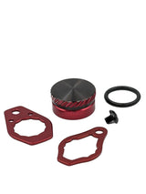 SLP Works MC Zero Adjuster Set von SLP Works: rote Metallteile für Daiwa-Baitcasting-Rollen, darunter eine runde Kappe mit schwarzer Spitze, zwei gelochte Platten, eine kleine schwarze Schraube und ein schwarzer O-Ring, alles auf weißem Hintergrund.