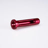 Ein rotes, zylindrisches Metallteil aus dem Hedgehog Studio Wormshaft Level Wind Pipe Set für Shimano Metanium- und Bantam-Rollen. Es ist mittig hohl, hat ein geflanschtes Ende und eine längliche Aussparung – ideal zum Aufwickeln der Schnur. Auf weißem Hintergrund dargestellt.