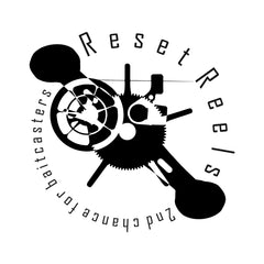 In der Mitte befindet sich eine schwarz-weiße Grafik einer Angelrolle, um die herum kreisförmig die Worte Reset Reels und 2nd chance for baitcasters angeordnet sind.