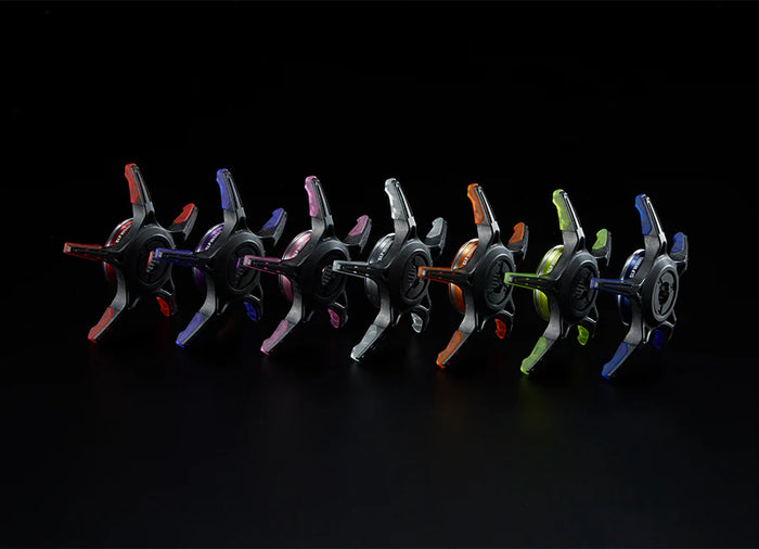 Sechs futuristische, mehrzackige Kreisel sind diagonal auf einer schwarzen Fläche aufgereiht. Jeder Kreisel hat einen metallischen Look mit farbigen Akzenten - rot, lila, blau, orange, grün und gelb.