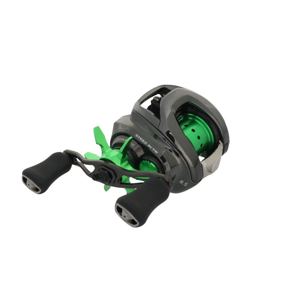 Nahaufnahme vom Avail Daiwa 24 Steez SV TW100 Custom Kit – der perfekte Baitcaster zum Tunen! Stylisches Design mit schwarzen Griffen, grüner Spule, coolen Einstellknöpfen und richtig schicken Metallic-Details auf weißem Hintergrund.