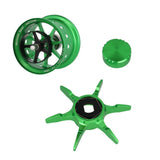 Grüner Metall-Grinder in drei Teilen zerlegt – das glänzende Finish erinnert direkt an hochwertiges Tuning-Zubehör wie das Avail Daiwa 24 Steez SV TW100 Custom Kit. Perfekt für alle, die auf stylischem Angel- und Rollentuning stehen!.