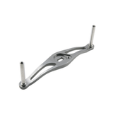 Der Avail Offset Handle STi2 für Shimano 95/100/105mm in Silber ist ein Metallbügel mit einer zentralen Aussparung und zwei vertikalen zylindrischen Pfosten, ähnlich den Komponenten, die in Shimano Systemen für engagierte Angler verwendet werden.