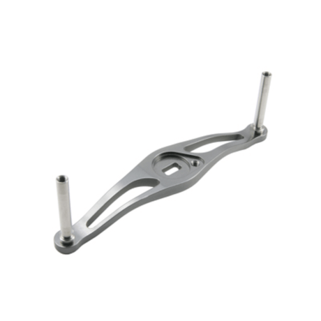 Der Avail Offset Handle STi2 für Shimano 95/100/105mm in Silber ist ein Metallbügel mit einer zentralen Aussparung und zwei vertikalen zylindrischen Pfosten, ähnlich den Komponenten, die in Shimano Systemen für engagierte Angler verwendet werden.