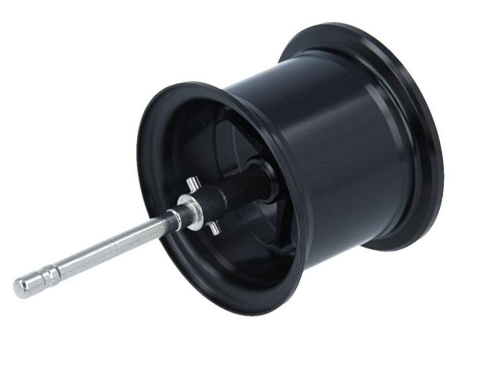 Schwarze Aluminium-Felge für Renn-Gokarts mit montierter Metallachse auf weißem Hintergrund – das Teil wurde genauso präzise gefertigt wie eine getunte Avail Shimano 21 SLX BFS Microcast Spule. Wenn du beim Tuning auf Top-Performance und stylischen Look stehst, bist du hier genau richtig!.