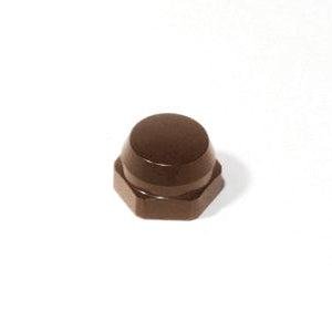 Eine kleine, braune Avail Shimano Griffmutter M7 für Original Shimano Kurbeln, geformt wie eine Sechskantmutter mit glatter, abgerundeter Oberseite, ist auf einem schlichten weißen Hintergrund platziert.