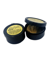 Zwei schwarze Cal's-Behälter mit gelben Etiketten – einer geschlossen, einer offen, mit hellbraunem Fett. Etikett: Cal's Universal Reel & Star Drag Grease | Universal Angelrollen Fett, ideal für die Rollenpflege und den Korrosionsschutz.