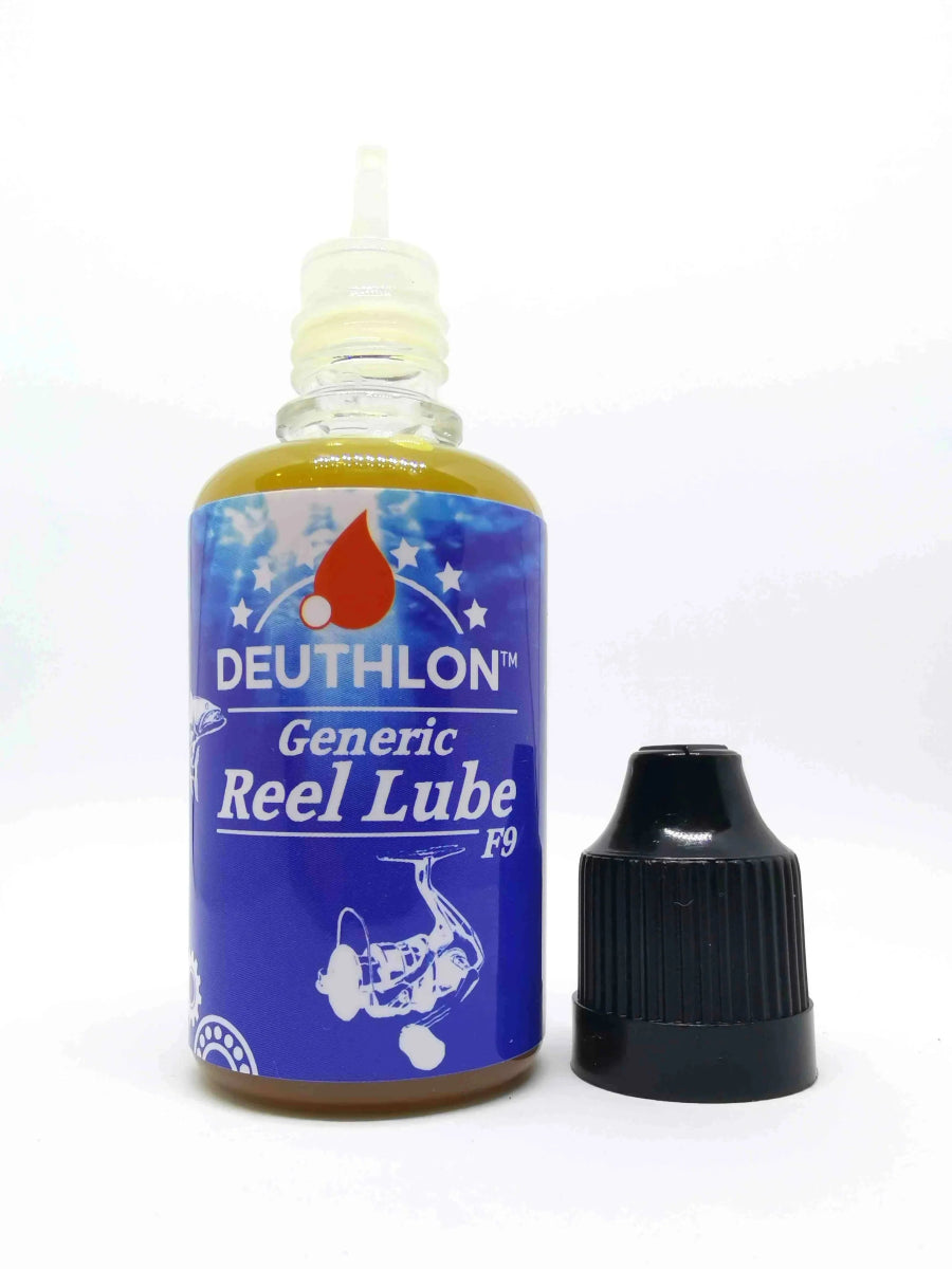 Eine 30-ml-Flasche Deuthlon Reel Lube mit spitzer Applikatorspitze und gelber Flüssigkeit steht neben dem schwarzen Schraubverschluss auf weißem Grund - perfekt für die Angelrollen Pflege und ausgestattet mit DUST-Shield-Technologie.