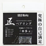 Eine Gold Works Takumi Kugellager 1030 x 830-Verpackung mit japanischem Text und Größenangaben enthält einen kleinen durchsichtigen Beutel mit zwei hochwertigen Kugellagern für Köderfinesse oder Rollentuning, der unten abgebildet ist.