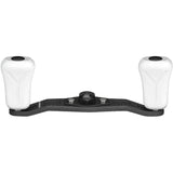 Die Gomexus 85|95mm Carbonkurbel mit 21mm Composite-Knöpfen (8x5mm) ist eine schwarze Baitcast-Rollenkurbel aus Metall mit ergonomischen weißen Composite-Knöpfen, sichtbarer Mittelbefestigung und Befestigungsschrauben. Von vorne auf weißem Hintergrund abgebildet.