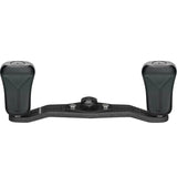 Der Gomexus 85|95 mm Carbon-Griff mit 21 mm Verbundknöpfen (8 x 5 mm) verfügt über zwei ergonomische Knöpfe und eine zentrale Halterung, dargestellt in Schwarz auf weißem Hintergrund – ideal zum Aufrüsten Ihrer Baitcasting-Rolle.