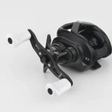 Nahaufnahme eines Gomexus 85|95 mm Carbon-Griffs mit 21 mm großen Verbundknöpfen (8 x 5 mm) in Schwarz, mit Übersetzungsmarkierungen und elegantem Design auf hellgrauem Hintergrund. Marke: Gomexus.