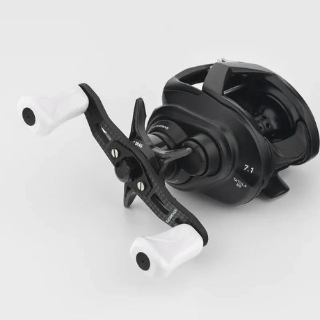 Nahaufnahme eines Gomexus 85|95 mm Carbon-Griffs mit 21 mm großen Verbundknöpfen (8 x 5 mm) in Schwarz, mit Übersetzungsmarkierungen und elegantem Design auf hellgrauem Hintergrund. Marke: Gomexus.