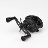 Eine schwarze Baitcasting-Rolle mit zwei Griffen, die mit dem Gomexus 95mm Carbon-Griff mit A20P-Knöpfen, einem sichtbaren Gang-Einstellknopf und einer 7,1-Gangkennzeichnung vor einem schlichten weißen Hintergrund ausgestattet ist. Marke: Gomexus.