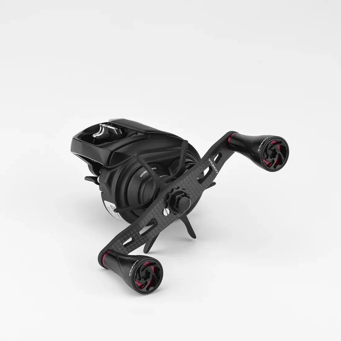 Eine schwarze Angelrolle mit einem Gomexus 95mm Carbon Griff mit A20P Knobs von Gomexus, hergestellt aus TORAY-Carbon und ausgestattet mit zwei ergonomischen A20P Knobs, wird auf einem weißen Hintergrund dargestellt.