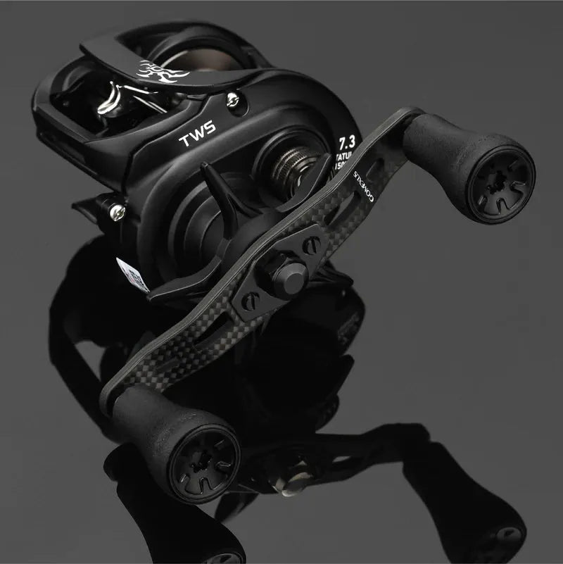 Eine Nahaufnahme des Gomexus 95mm Carbon Handle mit P20 Knobs, mit schwarzen Doppelgriffen und umweltfreundlichen P20 Knobs aus TPE-Material. Auf der glänzenden Oberfläche sind das Branding und die mechanischen Details deutlich zu erkennen, wobei die Markierungen für TWS und 7.3 sichtbar sind.