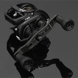 Eine Nahaufnahme des Gomexus 95mm Carbon Handle mit P20 Knobs, mit schwarzen Doppelgriffen und umweltfreundlichen P20 Knobs aus TPE-Material. Auf der glänzenden Oberfläche sind das Branding und die mechanischen Details deutlich zu erkennen, wobei die Markierungen für TWS und 7.3 sichtbar sind.