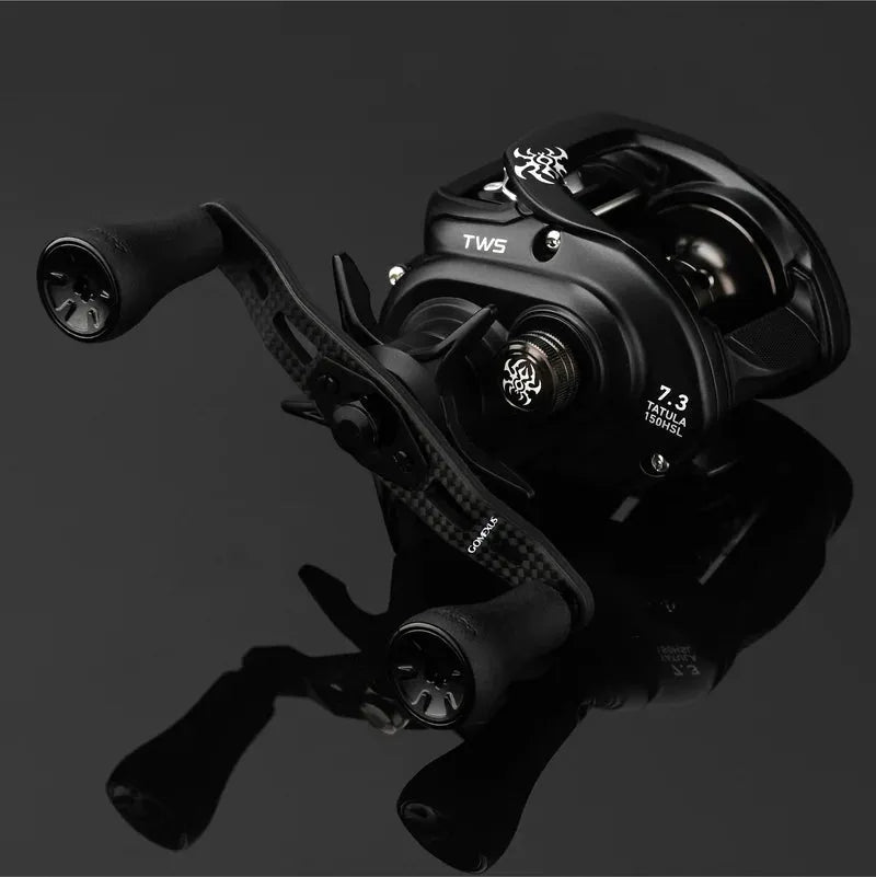 Eine schwarze Baitcasting-Angelrolle mit einem 95-mm-Carbon-Griff von Gomexus mit P20-Knöpfen und sichtbaren Gangmarkierungen, die schräg auf einer reflektierenden schwarzen Oberfläche angebracht sind. Die Rolle ist mit TWS, 7.3, und ergonomischen P20 Knobs von Gomexus ausgestattet.