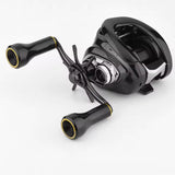 Hier siehst du den Gomexus Aluminium Knob in 24mm – der perfekte Tuning-Knauf für deine Baitcaster! Das Teil kommt in edlem Schwarz, mit stylischen gelben Ringen und ultraleichten Aero-Alu-Griffen. Dank des kompakten Designs passt er super zu jeder Rolle und der Hochglanz-Metallic-Look sorgt für das gewisse Extra an deiner Kombo. Mit diesem Knopf pimpst du nicht nur das Aussehen deiner Rolle, sondern hast auch richtig Grip beim Angeln! Ideal für alle, die auf Custom-Parts und Performance stehen.