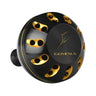 Der Gomexus Aluminium Reel Power Knob 45-47 mm (Typ B) ist ein runder, schwarz-goldener Angelrollenknauf mit mehreren runden Aussparungen und dem GOMEXUS-Logo in Gold auf der Vorderseite.