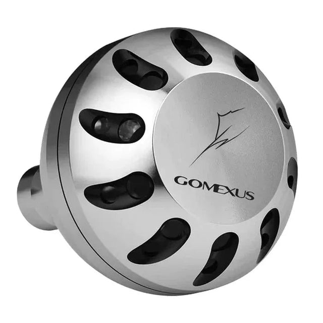 Der Gomexus Aluminium Reel Power Knob 45-47 mm Typ B hat ein silber-schwarzes Design mit runden Akzenten und dem Gomexus-Logo auf der flachen Seite.