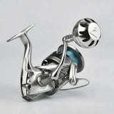 Eine Nahaufnahme des Gomexus Aluminum Reel Power Knob 45-47 mm | Typ B, ein metallisches Spinnrollenteil mit blauer Spule und rundem Aluminiumgriff, von Gomexus, dargestellt vor einem schlichten hellgrauen Hintergrund.