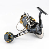 Eine Nahaufnahme des Gomexus Aluminum Reel Power Knob 45-47 mm | Typ B von Gomexus in Schwarz, Silber und Gold, die den großen Griff und die detaillierten mechanischen Teile vor einem schlichten weißen Hintergrund zeigt.